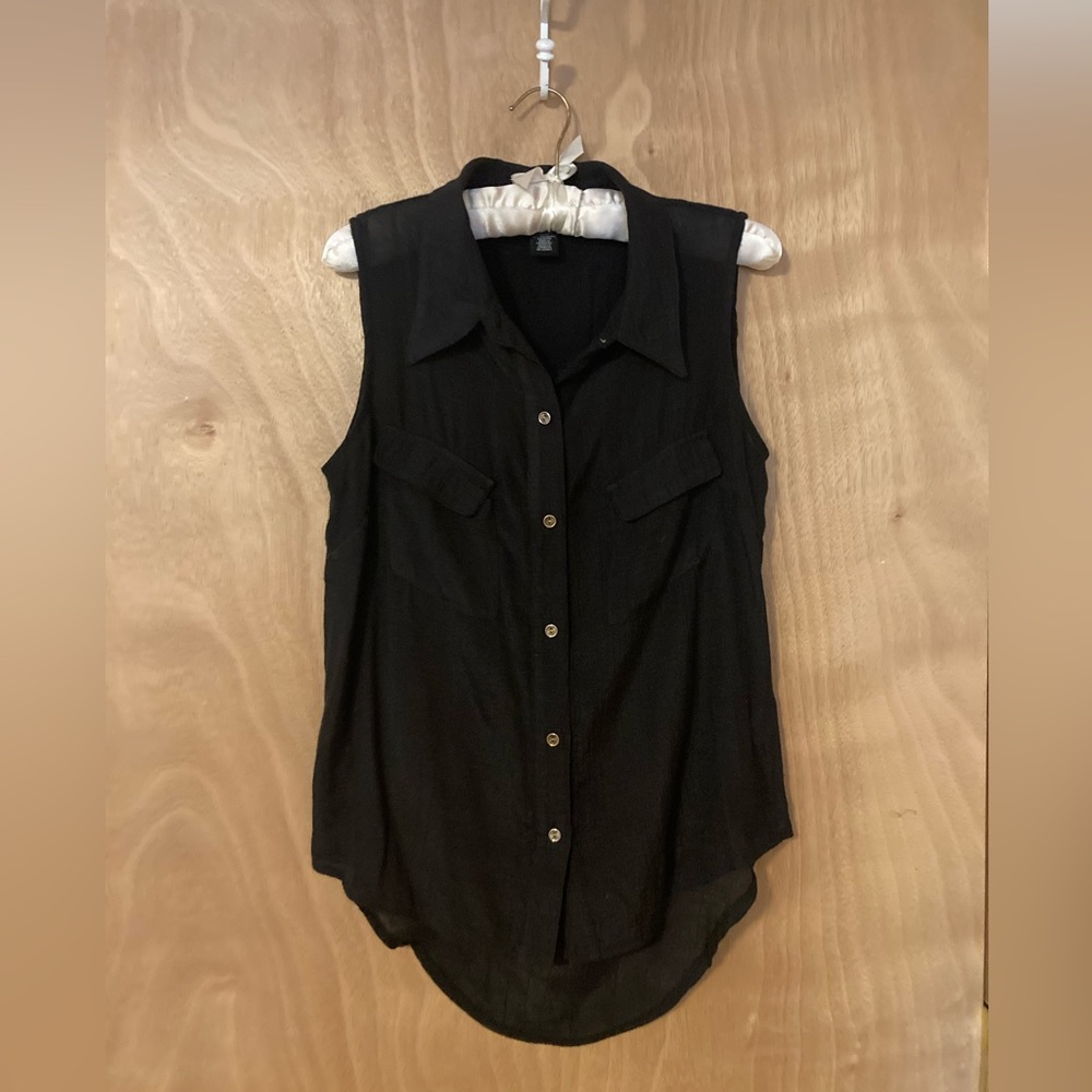 Women’s Sleeveless button down top